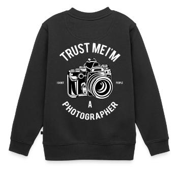 Trust me I'm a Photographer Fotografie Fotograf - Kinder Premium Organic Sweatshirt - Schwarz - Hinten - AI Model Kid Female (0cm)