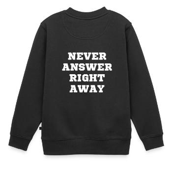 Antworte niemals sofort - Kinder Premium Organic Sweatshirt - Schwarz - Hinten - AI Model Kid Female (0cm)