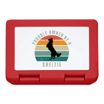 Proudly Owned by a Sheltie Retro Sunset - Brotdose - Rot - Vorne