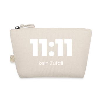 11:11 Kein Zufall – Minimal Statement Shirt - Bio-Täschchen - Natur - Vorne