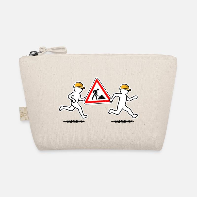 Deux travailleurs de la construction portent un panneau de chantier Trousse biologique