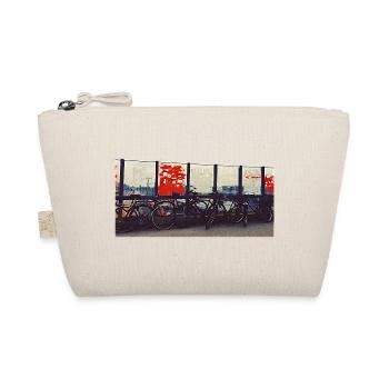 Convoi de vélos à la clôture ferroviaire - Trousse biologique - nature - Devant
