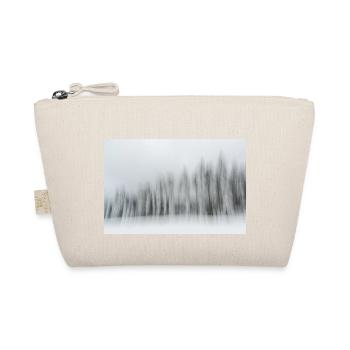 Eine Reihe verschneiter Nadelbäume in einer Winterlandschaft in m - Bio-Täschchen - Natur - Vorne