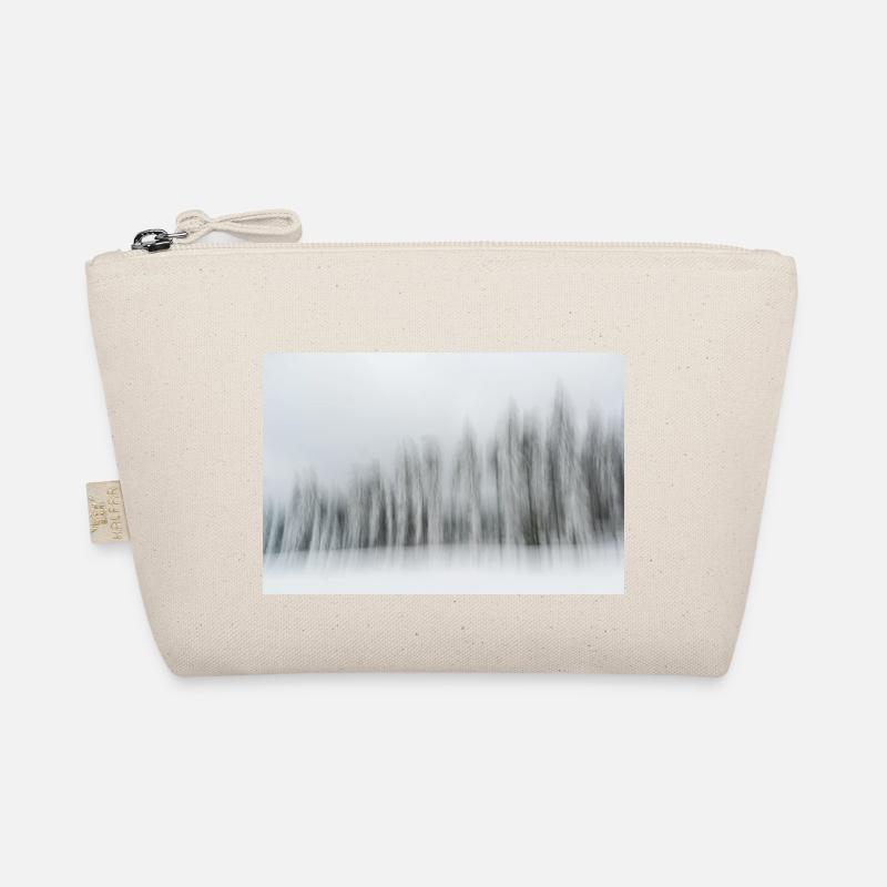 Eine Reihe verschneiter Nadelbäume in einer Winterlandschaft in m - Bio-Täschchen - Natur