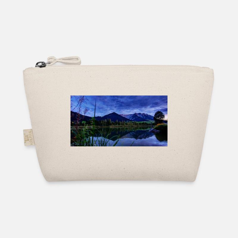 Vue nocturne sur le lac de la montagne Blau Trousse biologique