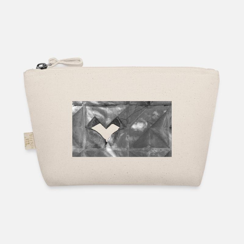 Un cœur vide dans un mur de pierre Trousse biologique