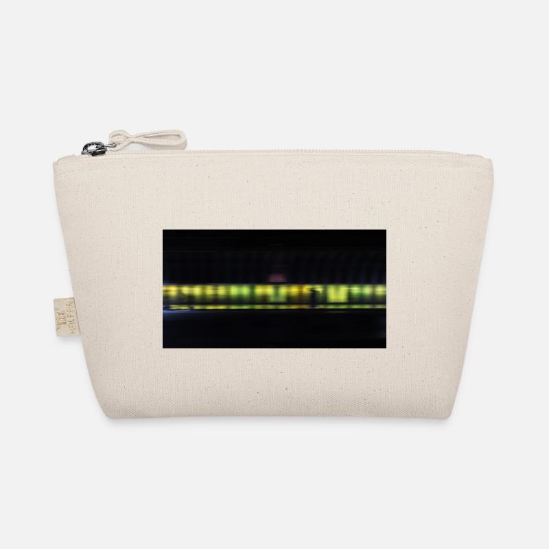 Fußgänger im Tunnel vor einer Neonfarbe Bio-Täschchen