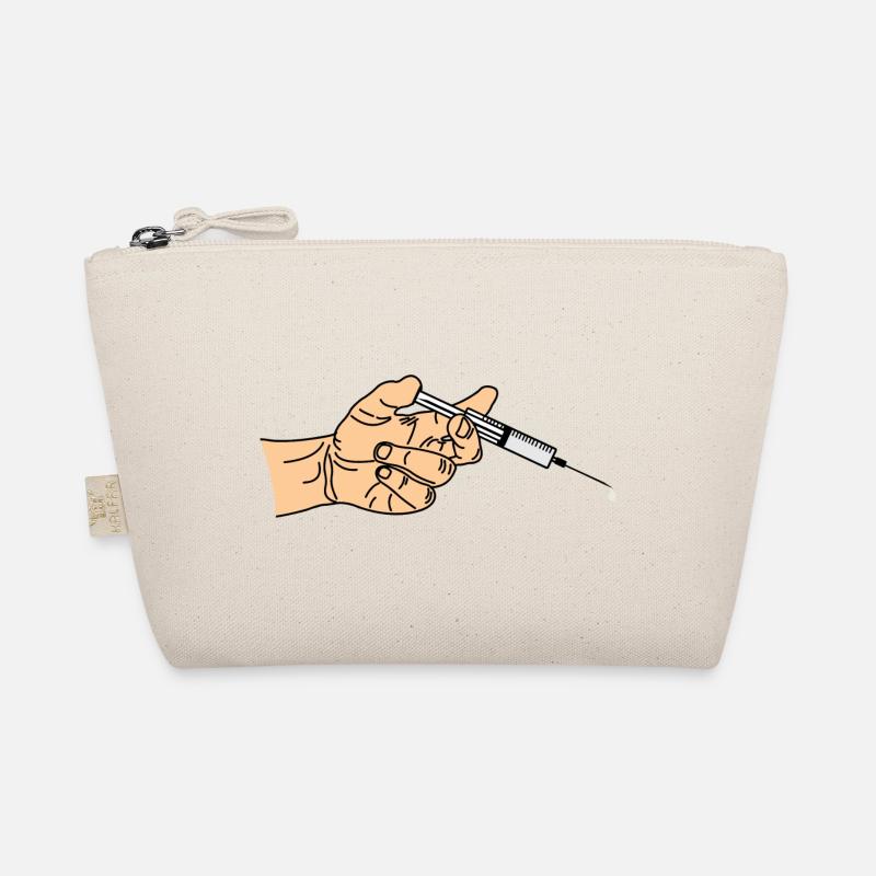 Spritze mit herauskommendem Tropf in der Hand Bio-Täschchen