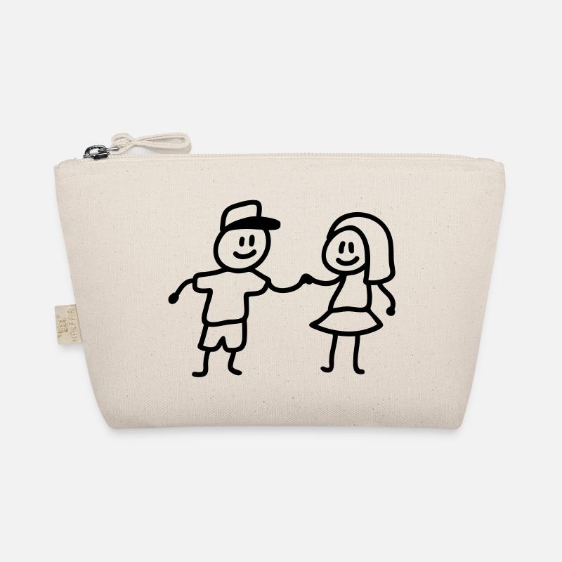 Junge Mädchen spielen Bio-Täschchen