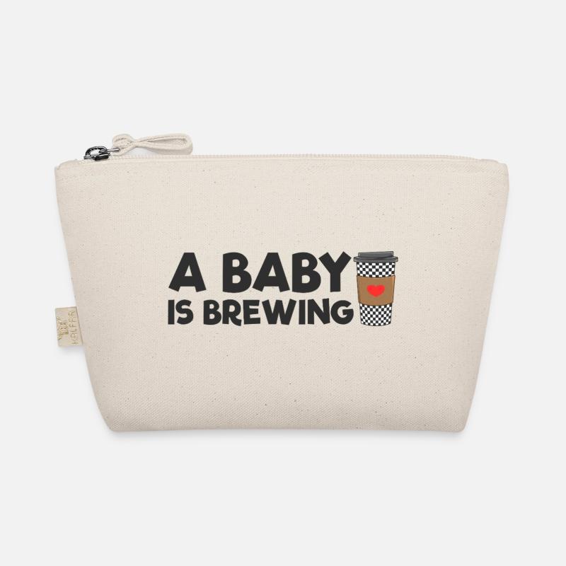 Une future mère dont le bébé prépare du café Trousse biologique