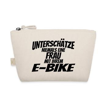 Unterschaetze niemals eine Frau auf ihrem e-bike2 - Bio-Täschchen - Natur - Vorne