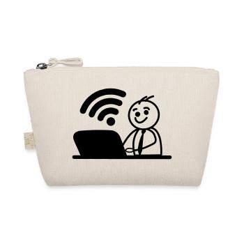 Un jeune homme heureux sur le wifi de l’ordinateur portable envoie un message - Trousse biologique - nature - Devant