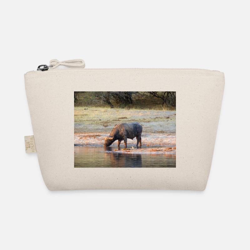 Paysage à la rivière Cubango avec le buffle du Cap Trousse biologique