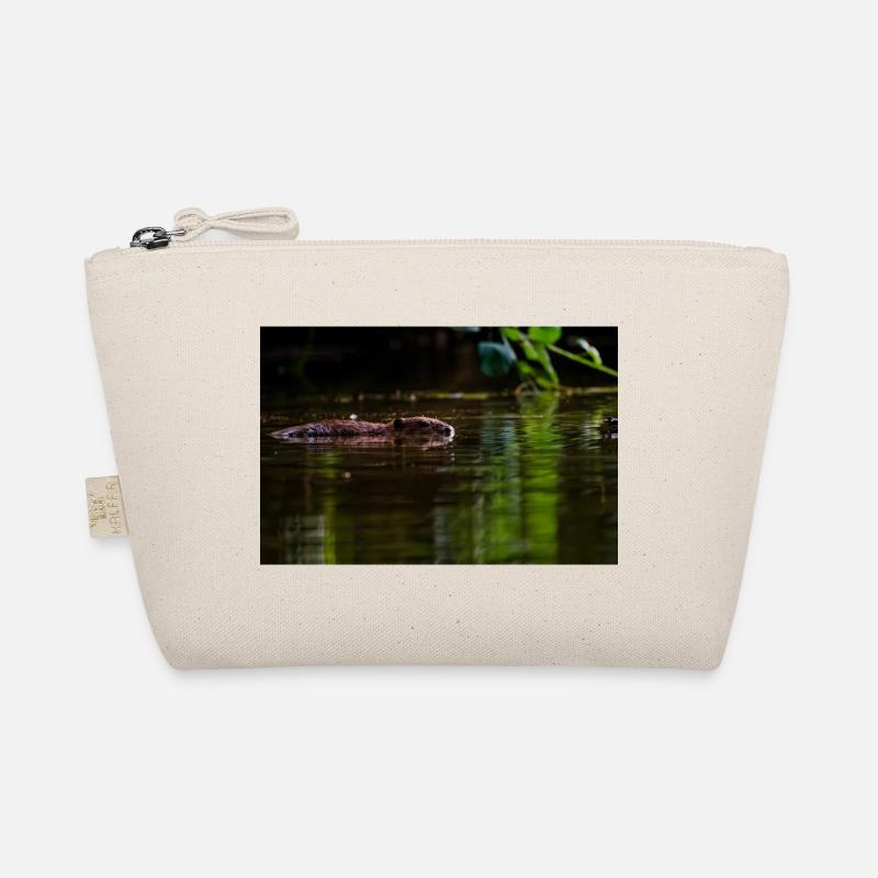 Nager silencieusement dans une eau verte calme - Trousse biologique - nature