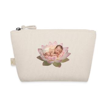 Bébé bébé avec une couche dormant sur une fleur de lotus ouverte - Trousse biologique - nature - Devant