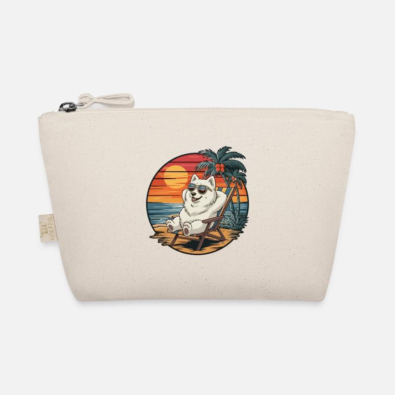 Drôle de chien samoyède sur le coucher de soleil des vacances d’été sur la plage Trousse biologique
