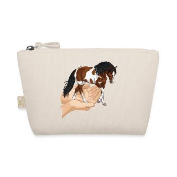 Un cheval pie qui sort de deux mains jointes - Trousse biologique - nature - Devant
