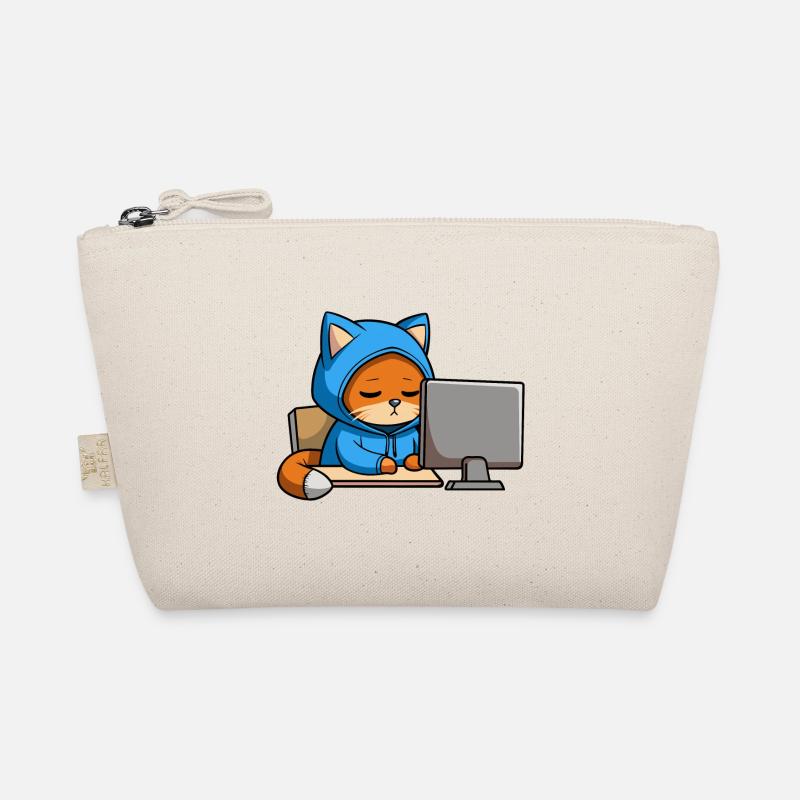Un chat hacker mignon dort dans un sweat à capuche devant le PC Trousse biologique