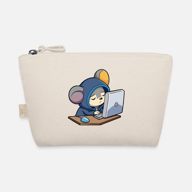Une souris pirate mignonne dort dans un sweat à capuche devant le PC Trousse biologique