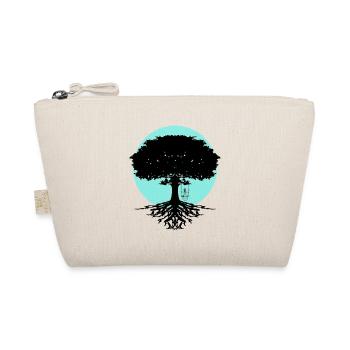 Une fille se balance sur l’arbre - Trousse biologique - nature - Devant