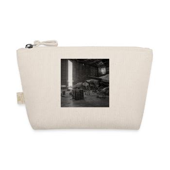 Photographie Noir dans un hangar d’avion vintage Animal - Trousse biologique - nature - Devant