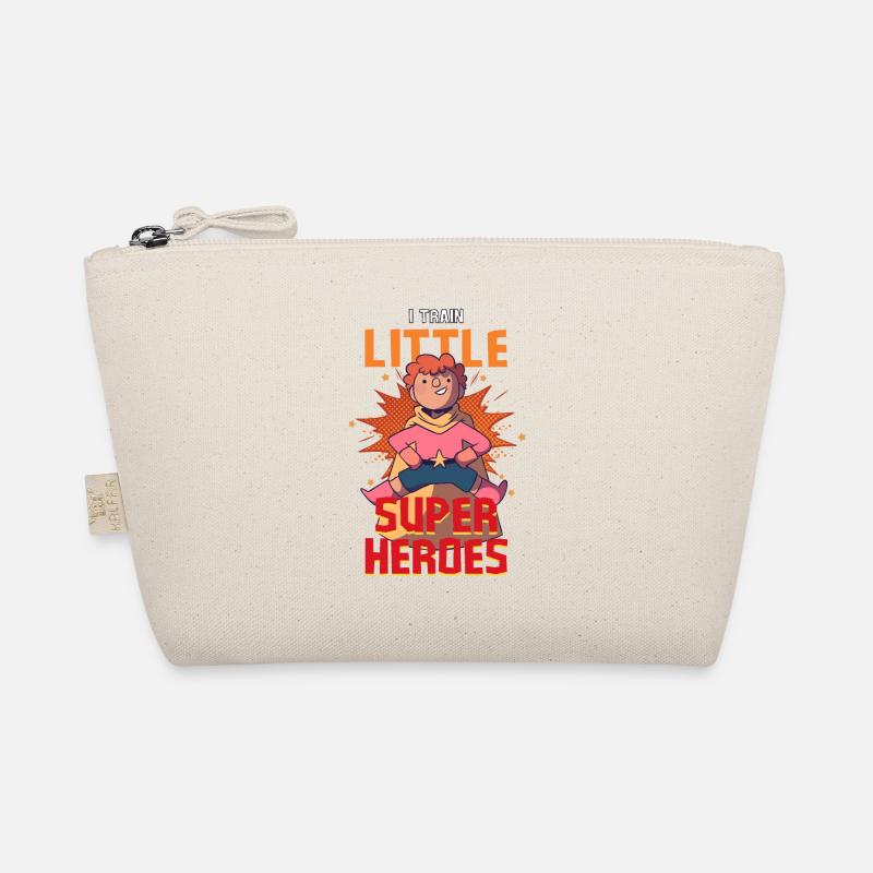 Une enseignante de maternelle élève des petits super-héros Trousse biologique