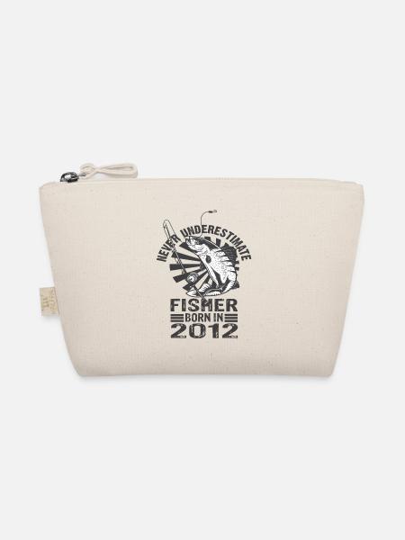 Never Underestimate Fisher Born In 2012 - Organic Pouch - nature - Front
