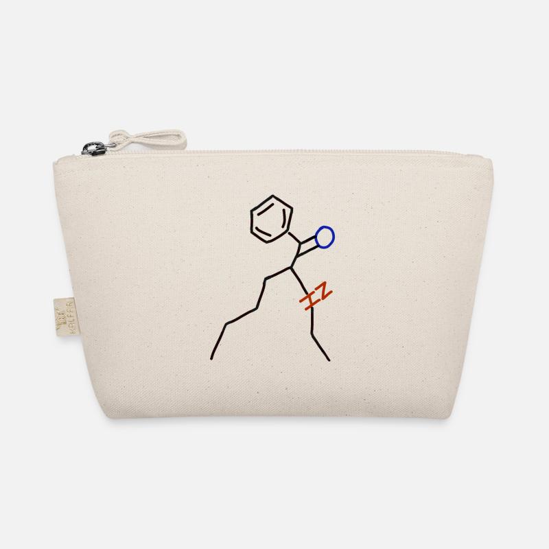 Glücklicher Mann mit Tattoo und Geschenk. Bio-Täschchen