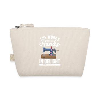 She works with her hands in joy sayings - Organic Pouch - nature - Front