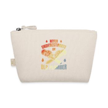 Never underestimate an old plumber - Organic Pouch - nature - Front