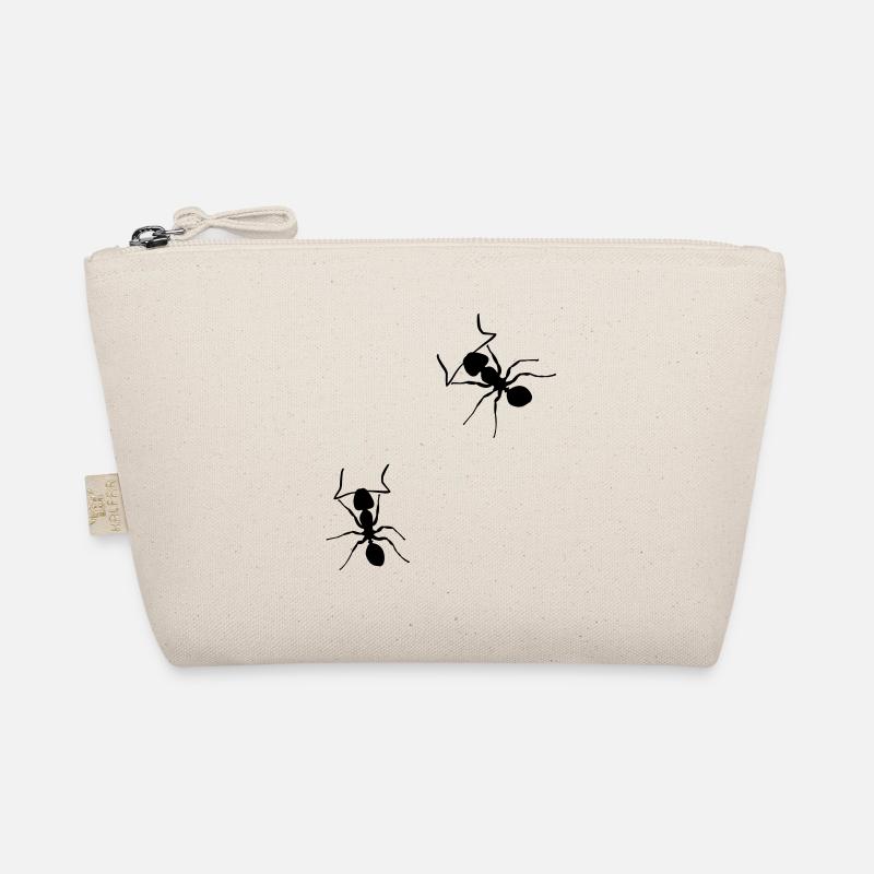 ant crawling - Organic Pouch - nature