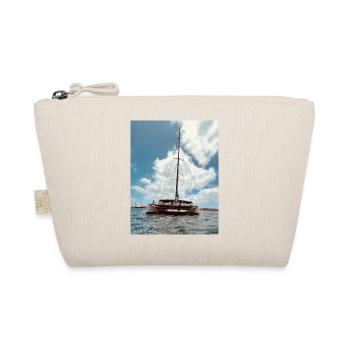 Catamaran à voile au-dessus de l’eau - Trousse biologique - nature - Devant