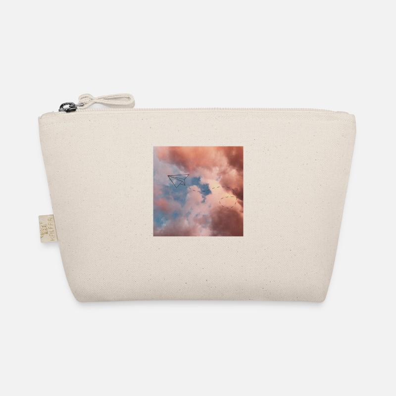 Papierflugzeug in einer ästhetischen Abbildung. Bio-Täschchen