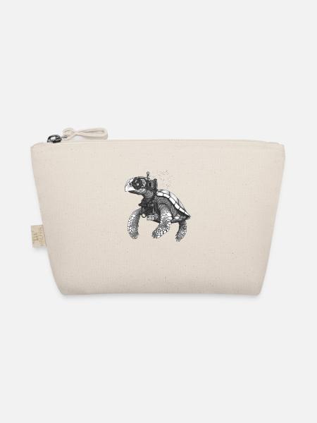 A beautiful sea turtle as a diver - Organic Pouch - nature - Front