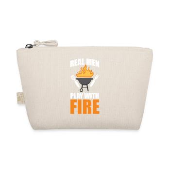 De vrais hommes jouent avec le barbecue au feu - Trousse biologique - nature - Devant