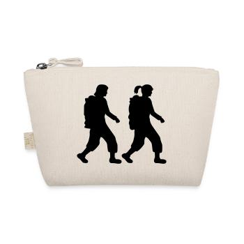 2 girlfriends hiking - Organic Pouch - nature - Front