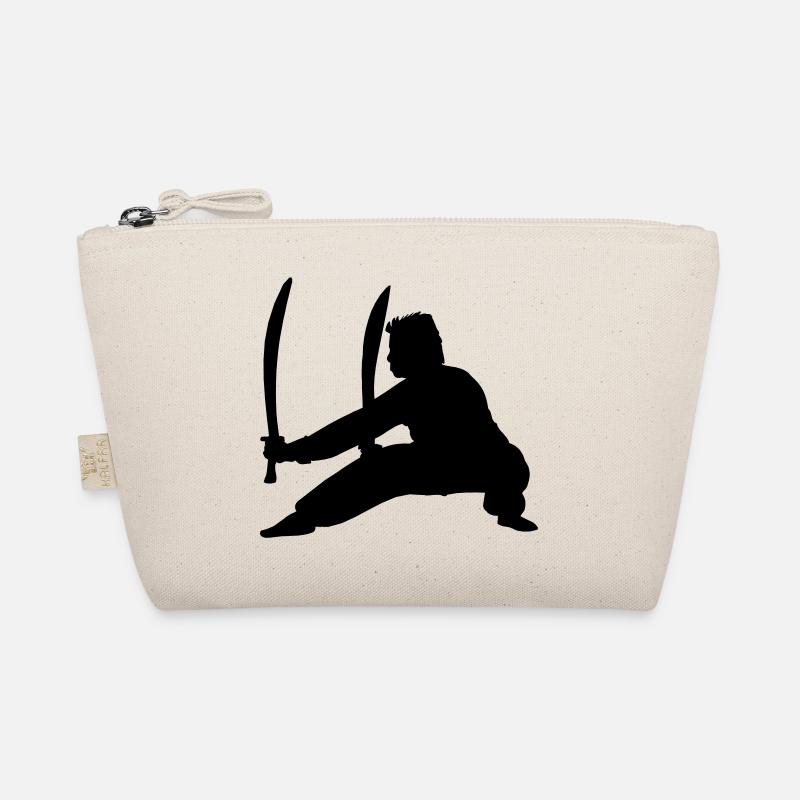Pratiquant de Kung Fu avec deux épées Trousse biologique