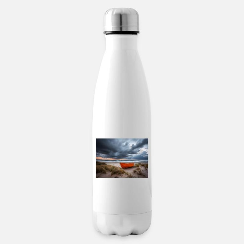 Orangefarbenes Boot auf der stürmischen Küste - Isolierflasche - Weiß