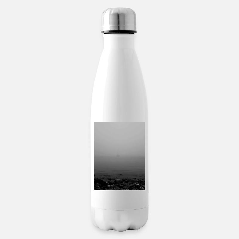 Segelboot im dichten Nebel mit Grauton - Isolierflasche - Weiß