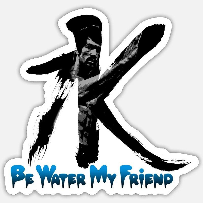 Sei Wasser, mein Freund (Bruce Lee Version + Text) Sticker Größe S (10 x 10 cm)