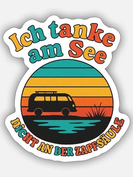 Camping Spruch – Ich tanke am See - Sticker Größe S (10 x 10 cm) - Mattweiß