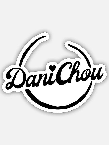 DaniChou Logo Stickerei - Klein - Sticker Größe S (10 x 10 cm) - Mattweiß