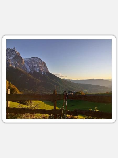 Südtirol Panorama der Schlern im Sonnenutergang - Sticker Größe S (10 x 10 cm) - Mattweiß