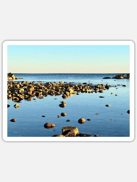 Felsen mitten im ruhigen Meer - Sticker Größe S (10 x 10 cm) - Mattweiß
