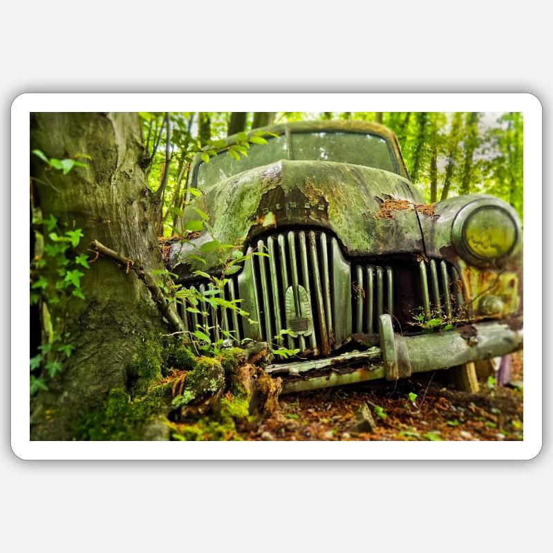 Waldverfall: Rostige Autoüberreste - Sticker Größe S (10 x 10 cm) - Mattweiß