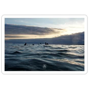 Dämmerung auf den Wellen - Sticker Größe S (10 x 10 cm) - Mattweiß - Vorne
