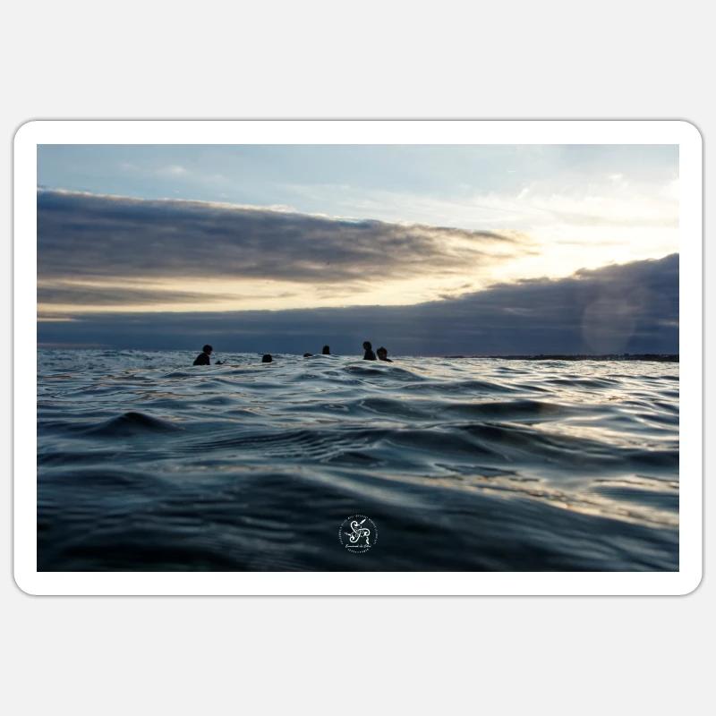 Crépuscule sur les vagues - Sticker taille S (10 x 10 cm) - blanc mat