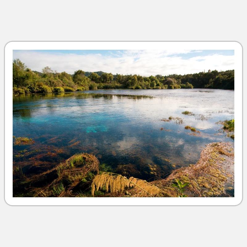 Eaux cristallines aux sources de Te Waikoropupū - Sticker taille S (10 x 10 cm) - blanc mat