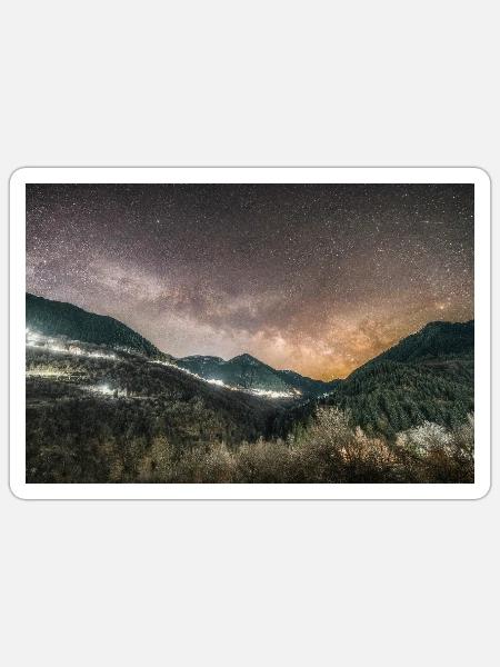 Die Milchstraße oberhalb der Agrafa-Berge - Sticker Größe S (10 x 10 cm) - Mattweiß