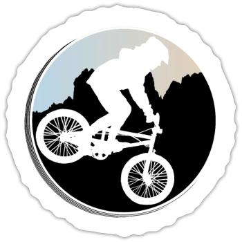 Cycling in the mountains. Radfahren in den Bergen. - Sticker Größe S (10 x 10 cm) - Mattweiß - Vorne